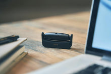 Load image into Gallery viewer, Airvida M1 Purificateur d'air ionique portable (Noir) | Collier en titane (50cm) | Rechargeable par USB | Pour le quotidien et en voyage