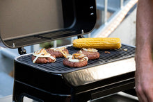 Load image into Gallery viewer, Attitude2go,Barbecue de Table  Faible fume,BBQ Portable, Couvercle,thermomtre,et Grille en Fonte,Alimentation : Cartouche de gaz CV 470 Plus,Gris