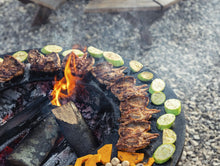 Load image into Gallery viewer, Barbecue rond avec plaque ronde en acier et grille en acier corten -