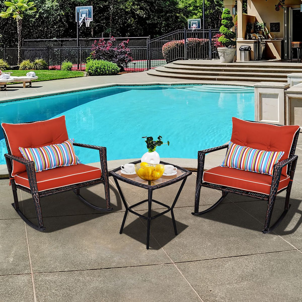 Ensemble de Jardin avec 2 Fauteuils à Bascule et 1 Table Basse en Verre Trempé Tous Coussins Inclus en Rotin PE -